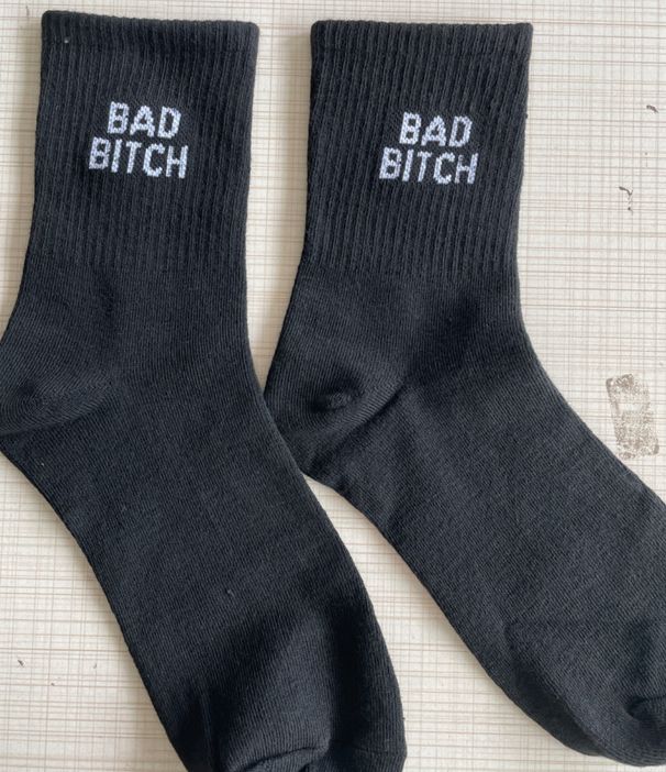 Unisex BAD B ITCH zeķes Vidēja izmēra zeķes Baltas zeķes Alfabēta zeķes ikdienas zeķes_voghion.com