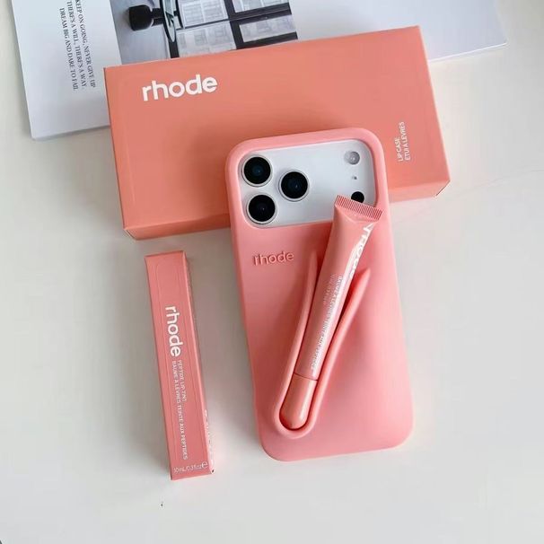 Rhodeo Handyhülle für iPhone 17 Pro Max, 16 Plus, 15 und 14 – Weiche Hülle im Lippenstift-Design – Tragbare Hülle mit Lipgloss, Lippenstift und Lippenbalsam – Geschenkidee_voghion.com