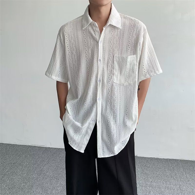 Minimalistisches, ausgehöhltes Kurzarmhemd für den Sommer mit dünnem, straßenneutralem Design und einem Lazy-Style-Shirt-Trend für Herren_voghion.com