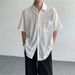 Minimalistisches, ausgehöhltes Kurzarmhemd für den Sommer mit dünnem, straßenneutralem Design und einem Lazy-Style-Shirt-Trend für Herren_voghion.com
