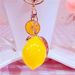 Portachiavi a forma di limone, portachiavi a forma di diamante con acqua cristallina al limone, portachiavi a forma di frutta, portafoglio e zaino, regalo di gioielli per auto, per donne e uomini, giallo_voghion.com