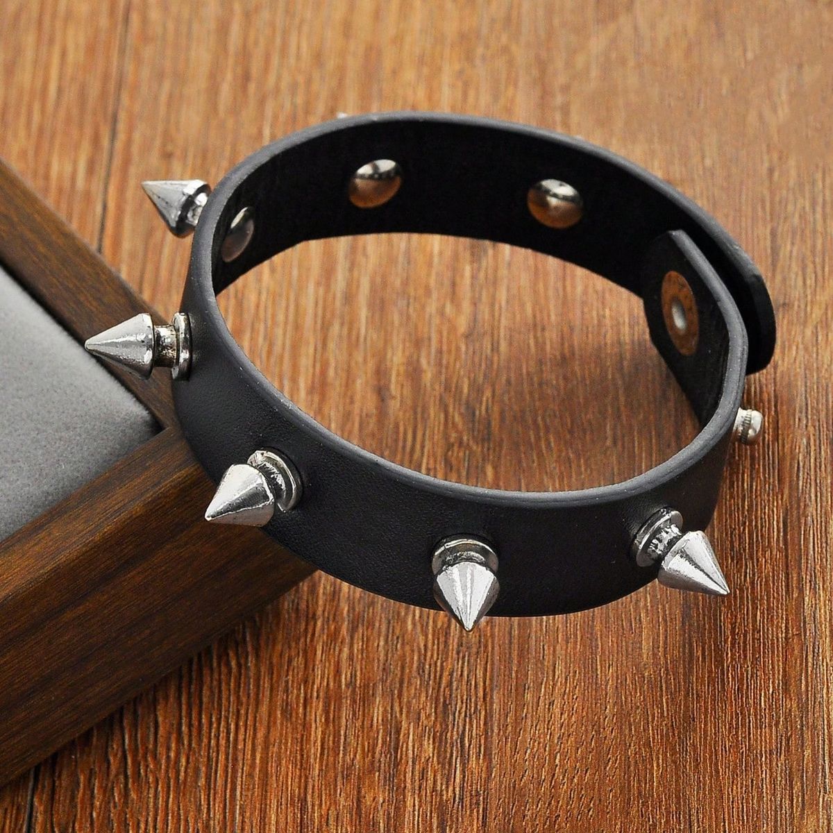 Braccialetto in pelle da uomo con rivetti esagerati in stile punk europeo e americano, in saldo transfrontaliero_voghion.com