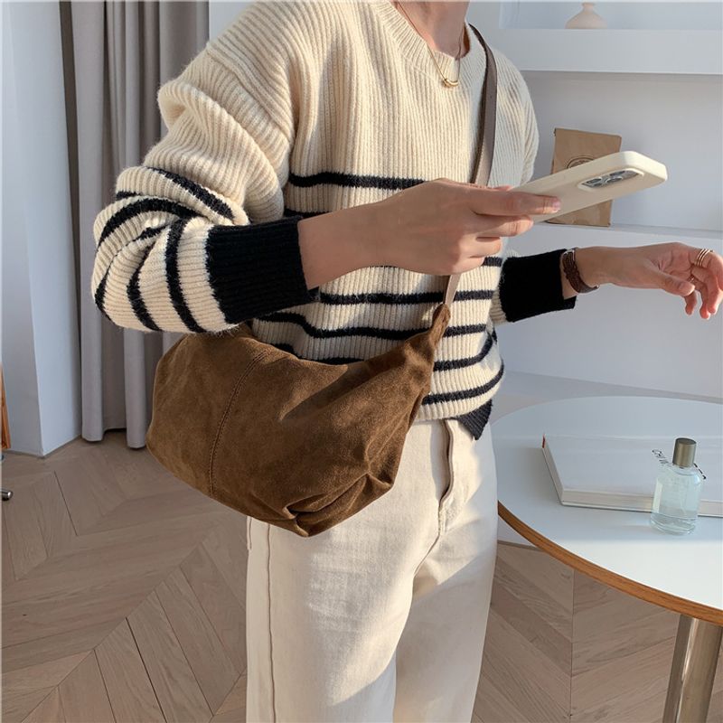 Bestickte Herbst-Winter-Crossbody-Plüsch-beiläufige Schulter für Frauen Vielseitige große Kapazität Wildleder-Knödeltasche_voghion.com