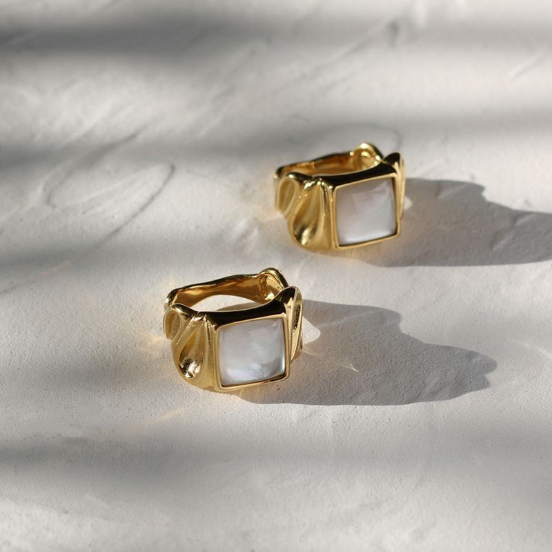 Anello in acciaio al titanio placcato oro, versione larga, in metallo fuso con conchiglia quadrata cubana_voghion.com