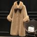 Cappotto in pelliccia sintetica da donna – Giacca invernale di media lunghezza con collo in pelliccia di volpe in bianco, rosa nebbia e beige_voghion.com