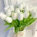 Lot de 10 tulipes blanches élégantes à tiges vertes - Tulipes artificielles réalistes à cœur jaune vif_voghion.com