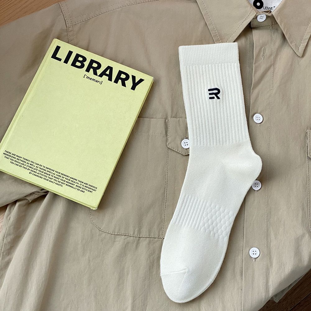 Κάλτσες μεσαίου μεγέθους για άνδρες, μονόχρωμες βαμβακερές κάλτσες, μακριές κάλτσες, φθινοπωρινές και χειμερινές, αναπνεύσιμες, απορροφητικές του ιδρώτα, αθλητικές, μοντέρνες, κεντημένες κάλτσες με το γράμμα R_voghion.com