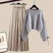 Completo da donna con maglione lavorato a maglia e pantaloni a gamba larga in taglie forti - Outfit autunnale invernale lusinghiero in colori neutri_voghion.com
