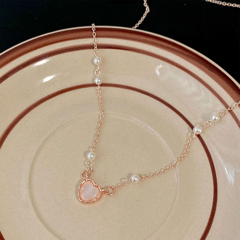 Collana con cuore in pietra occhio di gatto in stile freddo, design di nicchia femminile leggero e lussuoso, accessori per catena a clavicola con perle naturali di piccole dimensioni_voghion.com