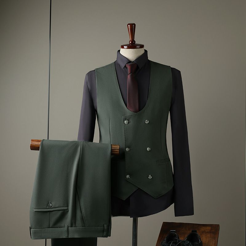 Completo da uomo slim fit, a due file, color caffè, per sposo, testimone di nozze, per gruppi di lavoro._voghion.com