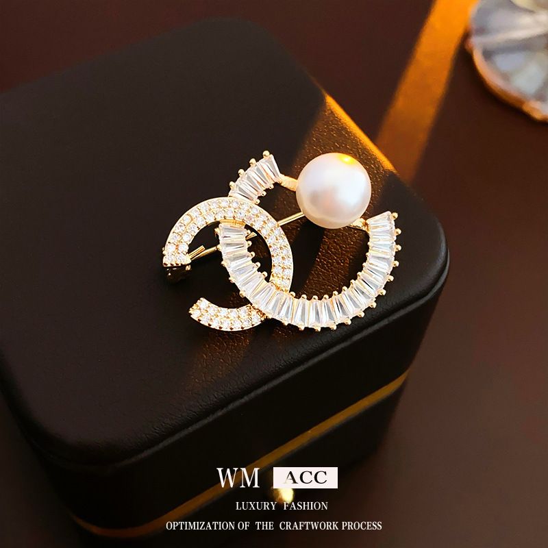 Designer gold plated Zircon double C Pearl brooch light luxury high-grade pin exquisite fashion accessories_voghion.com