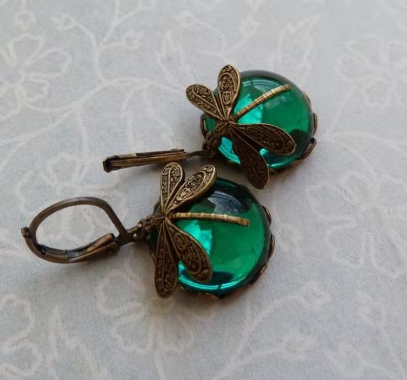 Kleine und zarte Libellenmuster aus Vintage-Mondstein für Damenohrringe_voghion.com