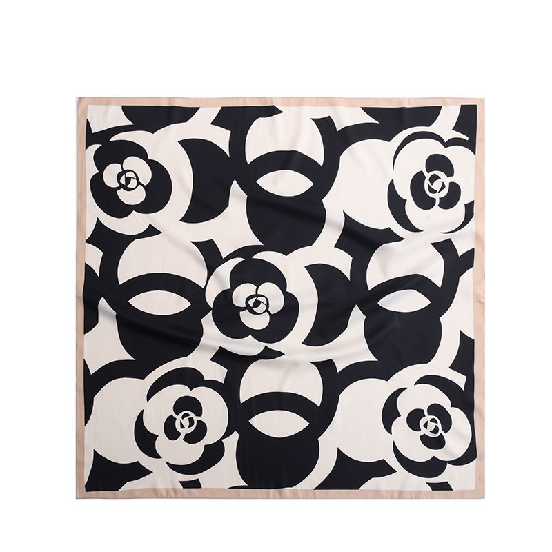 Sciarpa di seta semplice avvolta in un motivo a quadri di camelia, primavera ed estate 2025_voghion.com