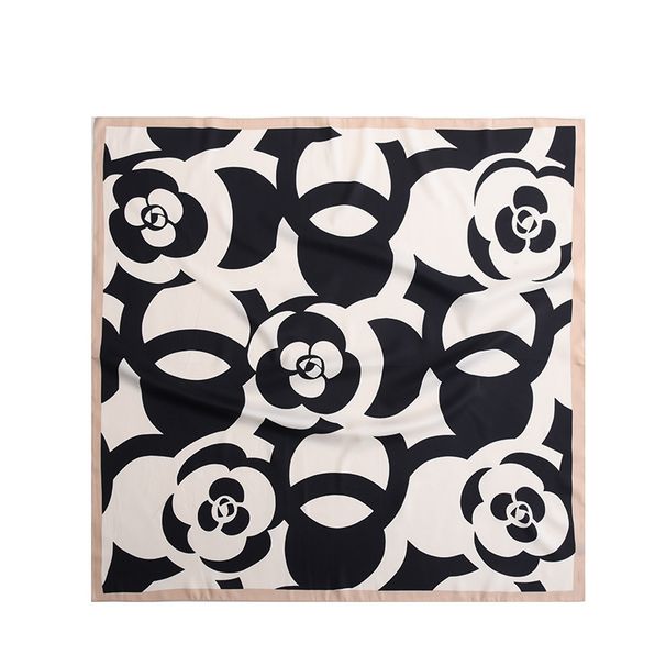 Sciarpa di seta semplice avvolta in un motivo a quadri di camelia, primavera ed estate 2025_voghion.com