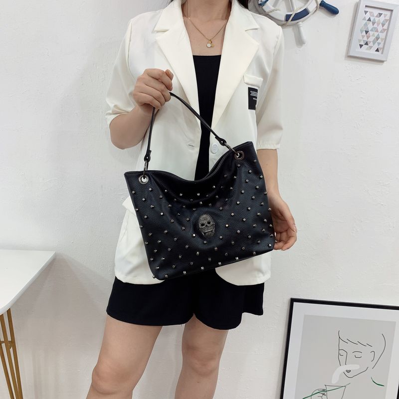 Borsa a tracolla con secchiello gotico - Borsa a tracolla con teschio borchiato di grande capacità per donna (borsa tote alla moda per tutti i giorni, spaziosa e regolabile, in stile punk)_voghion.com