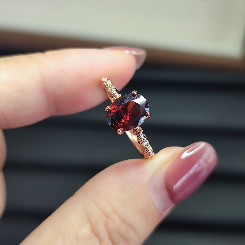 Nuovo anello di lusso semplice in granato color sangue di piccione per donna, intarsiato con zirconi dorati, regolabile e versatile._voghion.com