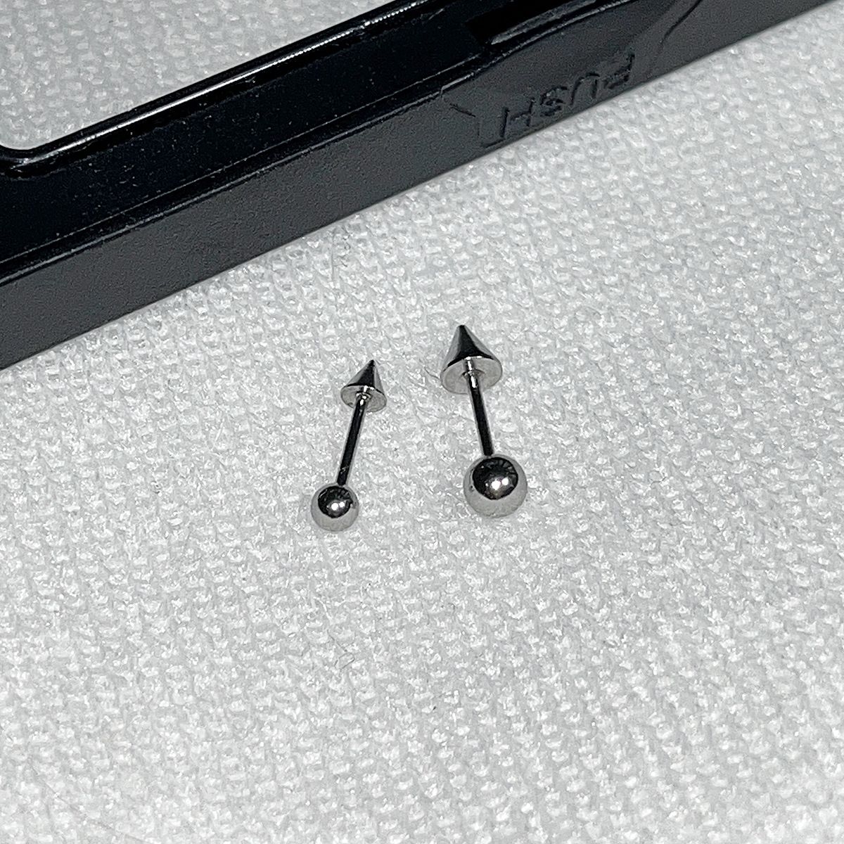 Orecchini a forma di corno di diavolo in acciaio al titanio, con perno in osso, cono appuntito, semplice, punk, hip hop, trendy e cool_voghion.com