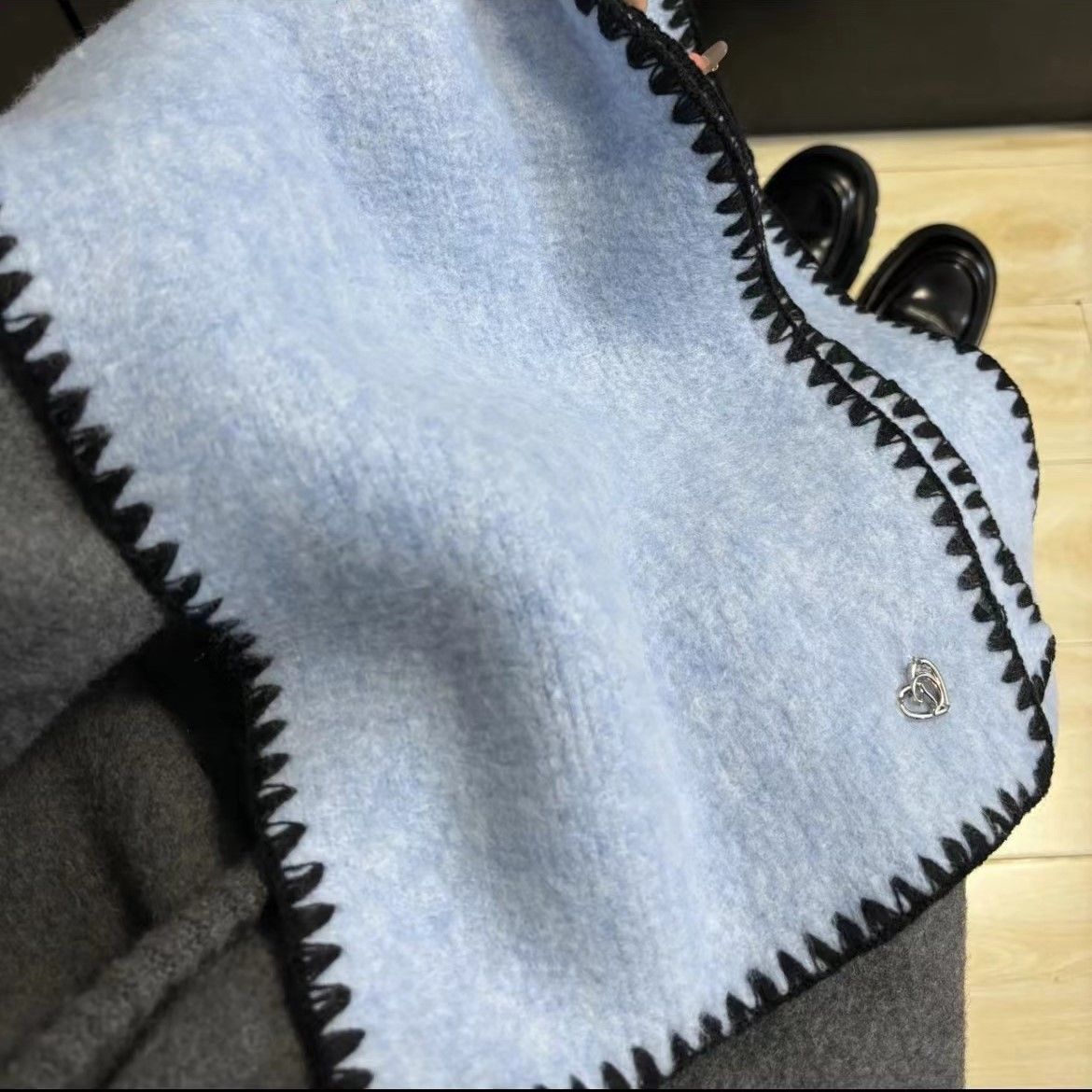 Cachecol de inverno feminino edição coreana versátil malha com decote em V, xale resistente ao frio e ao calor para homens_voghion.com