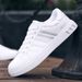 Kleine weiße Schuhe Herren Sommer Herren Freizeitschuhe 2023 Neue Mode Board Schuhe Vielseitige Herrenschuhe_voghion.com