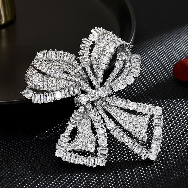 Temperamento industrial pesado, broche de lazo clásico de alta gama, sensación de lujo, lleno de circonio, accesorios de abrigo frescos y elegantes._voghion.com