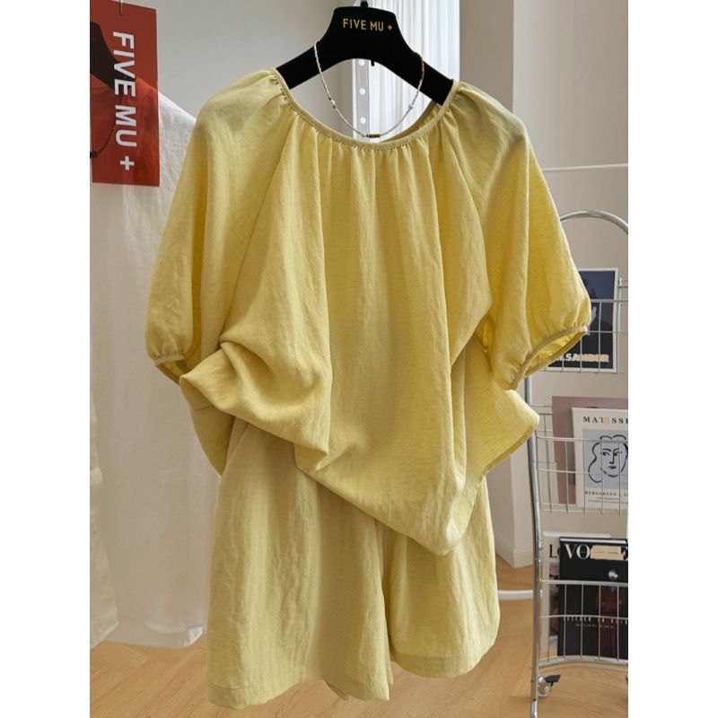 Completo estivo da donna con un set completo di camicia a maniche corte in lino tencel leggero e maturo e pantaloncini, completo da due pezzi_voghion.com