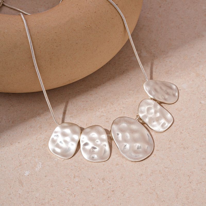 Folded metallic irregular oval clavicle necklace_voghion.com