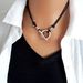 Collana da spiaggia semplice con doppia corda in pelle e girocollo in stile bohémien con fibbia OT gotica pronta all'uso_voghion.com