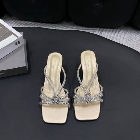 2025 Sommer-Stil Französisch Sanfte Square Bow Cross Strap High Heels Oberbekleidung Set mit nackten Zehen Kalten Hausschuhen für Frauen_voghion.com
