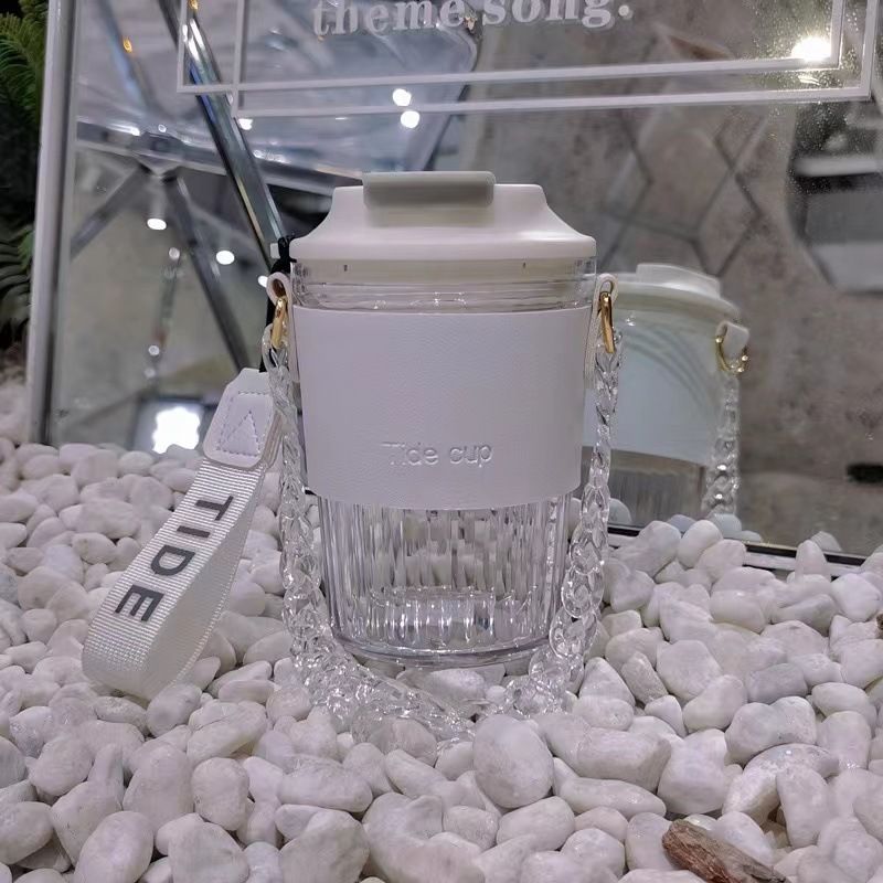 Elegante bicchiere con tracolla a catena e dettagli in strass – Tazza da viaggio in plastica leggera per caffè e acqua (manico staccabile, confezione regalo)_voghion.com