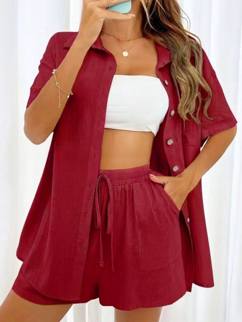 Completo casual da donna con camicia a maniche corte e pantaloncini - Comodo top ampio con bottoni e pantaloni abbinati in tinta unita_voghion.com