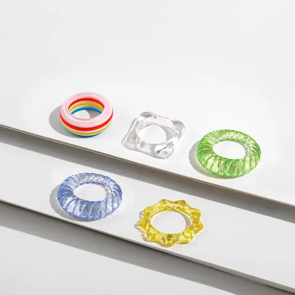 2025 Neuheiten Neue geometrische mehrfarbige transparente Acrylharzringe Set für Damen Mode Regenbogen runder Stapelfingerring Party_voghion.com
