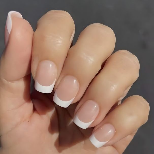 Unhas postiças curtas quadradas francesas - Nude natural e pontas brancas clássicas - Unhas postiças reutilizáveis com kits de cola e adesivos_voghion.com