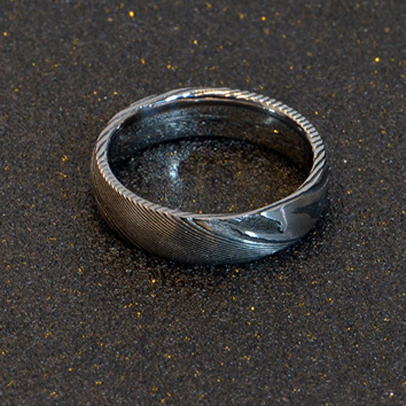 Anello da uomo alla moda con personalità minimalista in acciaio di Damasco e struttura nera_voghion.com