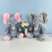Tittebøh-elefant dækker sine øjne, lindrer sine øjne, plysdukke kan synge, dækker sine øjne, elektrisk elefantlegetøj_voghion.com