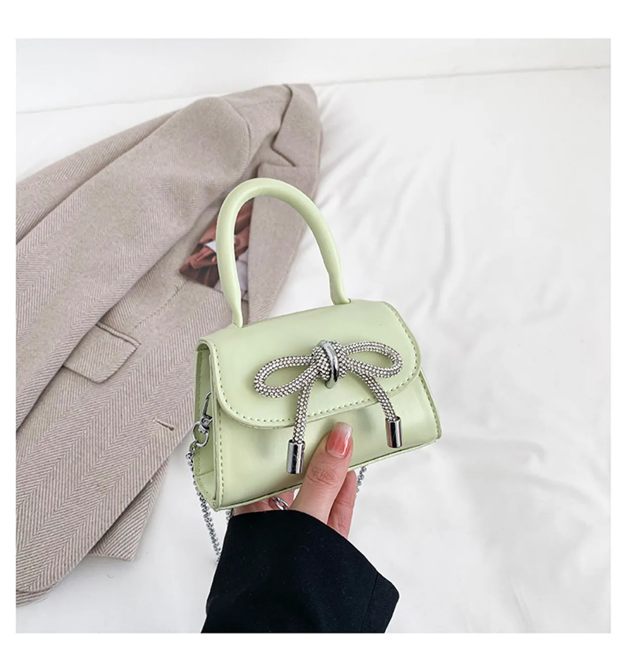 Sac pour enfants de petite fille, nouveau sac à main pour fille avec nœud clouté de diamants de printemps et d'été, sac à bandoulière en chaîne pour femmes de niche, sac rouge pour femmes_voghion.com