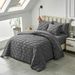 Bohemian Tufted Cut-Out Quilt Set - Dunkelgraue Polyester-Bettdecke mit genähtem Design (3-teiliges Set, Premium-Qualität)_voghion.com