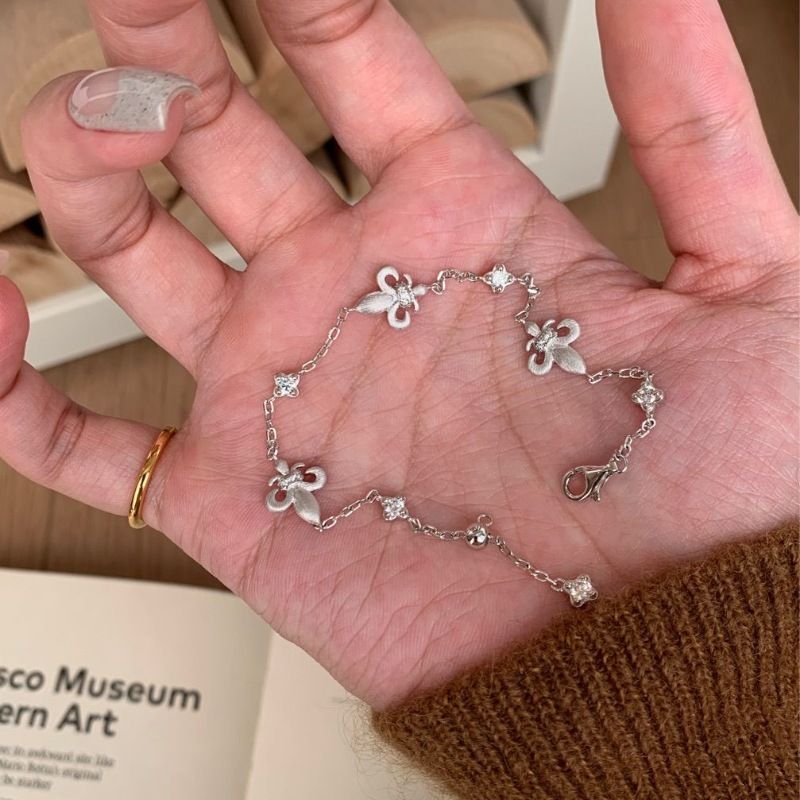 Bracciale in stile vintage con diamanti intarsiati e fiore di iris spazzolato, design di nicchia leggero e lussuoso, temperamento squisito di alta gamma_voghion.com