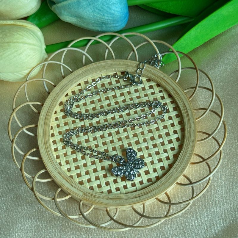 Colar elegante simples com borboletas incrustadas de diamantes no estilo coreano_voghion.com