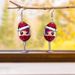 Ein Paar Weingläser gepaart mit einer Weihnachtsmütze - Acryl-Anhänger-Ohrringe, Charming Pie_voghion.com