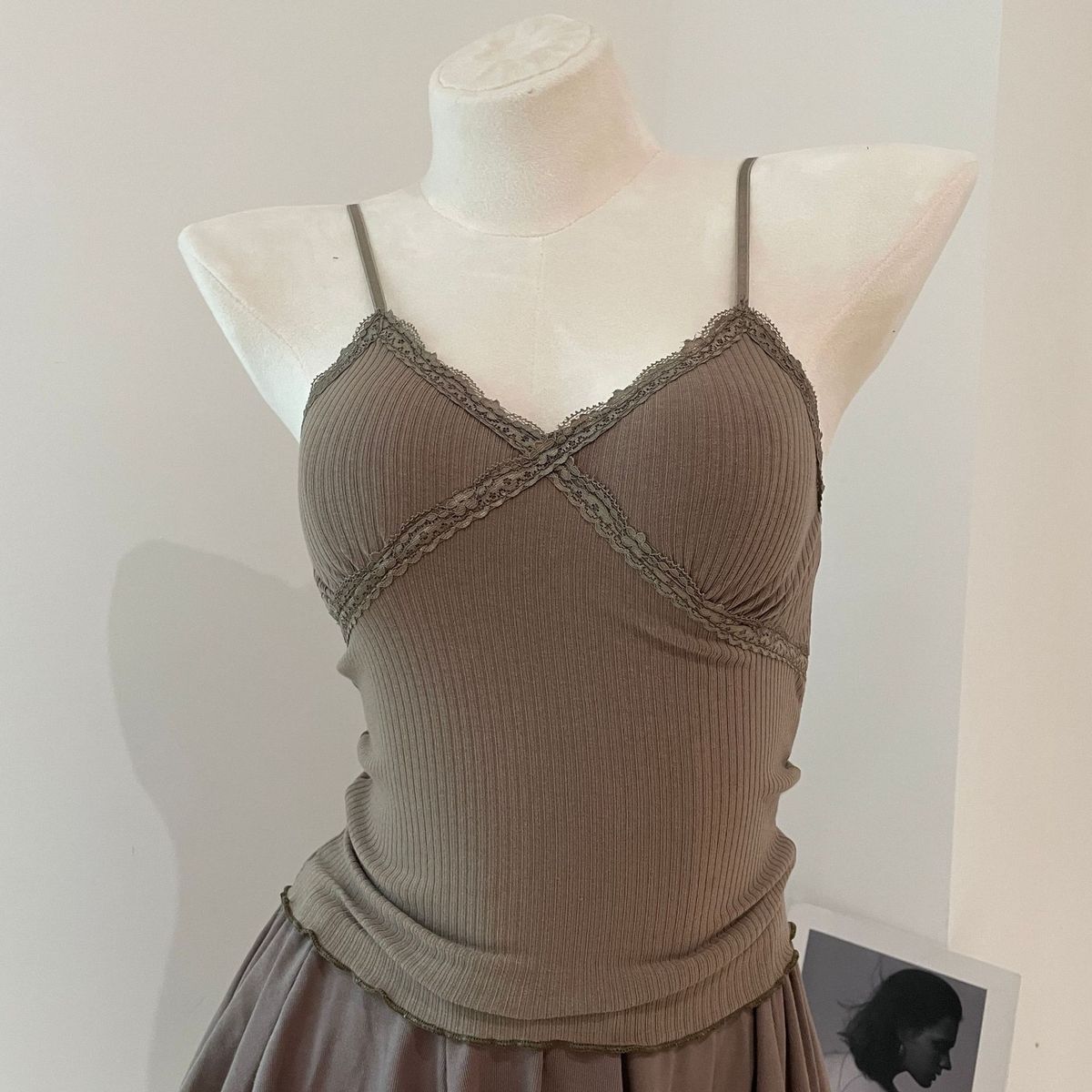 Canotta con scollo a V e volant da donna, per l'estate, alla moda, senza maniche, in pizzo, vestibilità attillata._voghion.com