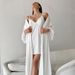 Elegante set da notte con finiture in raso e piume - Lussuosa vestaglia e camicia da notte bianche, poliestere traspirante, abbigliamento da casa e da hotel, comfort per tutte le stagioni_voghion.com