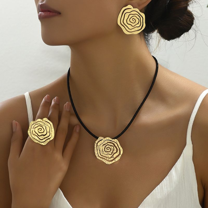 Set di orecchini ad anello da donna Instagram personalizzati Versatile collana lunga con piccoli fiori di rosa per donna_voghion.com