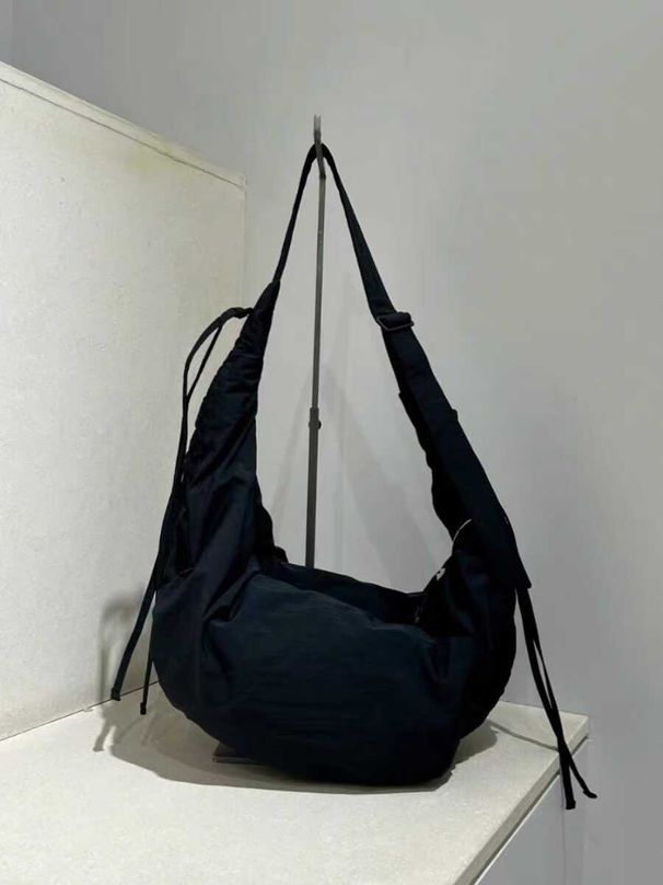 Niche Design Eenvoudige Luie Geplooide Crossbody Tas met Trekkoord_voghion.com