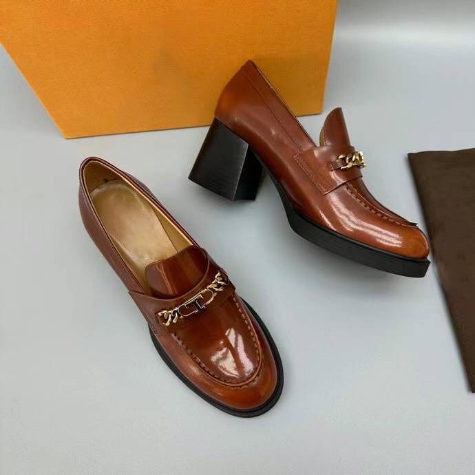 24 Nuove scarpe da donna con tacco largo e fibbia a T in pelle di mucca nera con catena, all'inizio della primavera, semplici e semplici._voghion.com