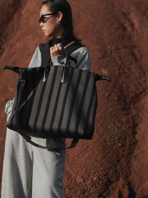 Borsa a tracolla grande con coulisse in tela a righe testurizzata di alta qualità, 2025, per donna_voghion.com