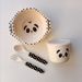Simpatico set per bambini a forma di panda in fibra di bambù che mangia, composto da piatto, ciotola, forchetta, cucchiaio e tazza._voghion.com