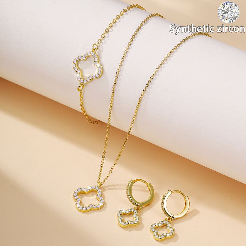 Set di gioielli con quadrifoglio cavo in zircone micro intarsiato - Collana e orecchini portafortuna_voghion.com