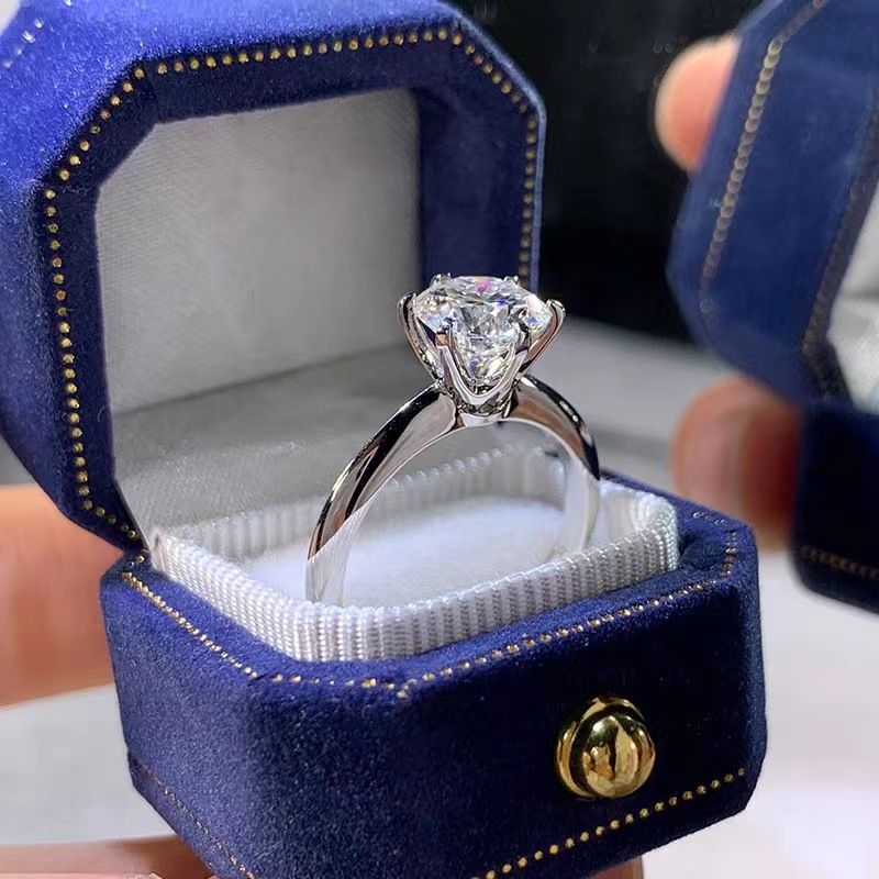 Anello classico in rame bianco con sei griffe intarsiate in zircone e diamanti da 2 carati, con supporto alto e griffe per la cerimonia di proposta di matrimonio._voghion.com
