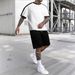 Conjunto de camiseta esportiva masculina com gola redonda e manga curta combinando com a cor_voghion.com
