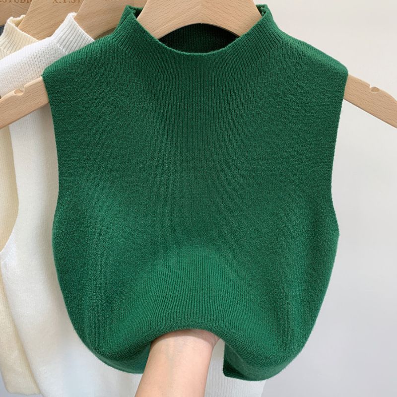 Tempérament de début d'automne, portant un pull tricoté comme base, un débardeur court à col mi-haut pour femme, un haut sans manches et un_voghion.com
